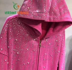 Traques vertes. Sweat-shirts personnalisés avec poche brodée, petits motifs imprimés sur la poche poitrine pour un style discret - Product Image 1