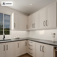 Meuble de cuisine Shaker en chêne blanc en U avec portes encadrées de teinte claire, poignées en forme de pont et boîtes de rangement en MDF