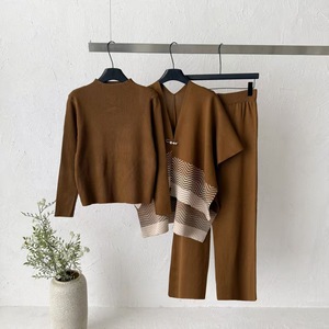 Conjunto de tres piezas de punto plisado estilo veraniego para mujer, top ajustado, cárdigan y pantalón de pierna ancha con estampado - 26 años de experiencia en comercio exterior - Product Image 4