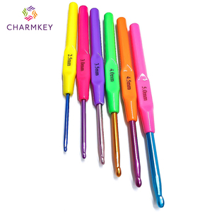<span class=keywords><strong>6</strong></span> pièces de couleurs multiples pour l'artisanat du tissage Poignée ergonomique en plastique Alumine Aiguilles à crochet Outil à <span class=keywords><strong>tricoter</strong></span> Ensemble de crochets pour chandail de bricolage - Product Image 2
