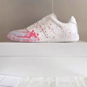 Baskets basses en cuir style vintage pour couple, à lacets, avec graffiti peint à la main, chaussures tendance urbaines pour la marche, à la mode - Product Image 5