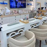 Bureau de manucure moderne personnalisé avec des étagères de rangement spacieuses, table élégante pour salon, spa, studio de beauté, réception