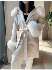 <span class=keywords><strong>Cappotto</strong></span> Invernale di Lusso da Donna in Lana e Cashmere <span class=keywords><strong>con</strong></span> Cappuccio Bordato in <span class=keywords><strong>Pelliccia</strong></span> di Volpe e Polsini in <span class=keywords><strong>Pelliccia</strong></span> - Product Image 3