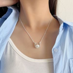 Collier pendentif en forme de U en argent S925 avec perle de qualité AAA, style minimaliste pour un usage quotidien - Product Image 3