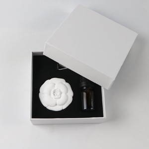 <span class=keywords><strong>Diffuseur</strong></span> d'huiles essentielles en porcelaine parfumée en forme de fleur de camélia en céramique pour voiture et maison, désodorisant en plâtre pour grille d'aération, vente en gros - Product Image 3