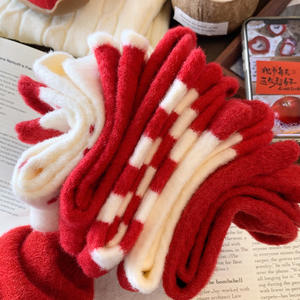 맞춤형 가을 겨울 양말 여성 퍼지 귀여운 탄성 부드러운 나일론 중간 송아지 레드 화이트 두꺼운 따뜻한 수면 밍크 양털 양말 - Product Image 2