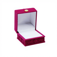Boîte à bijoux classique en velours à surface incurvée, fuchsia, avec couvercle en dôme vintage, motif rose en relief, coussin blanc de protection pour