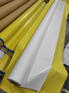 Rouleau de bâche souple robuste en gros, laminé à chaud, idéal pour la publicité grand format en bâtiment - Product Image 1