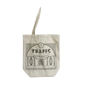 Sacs fourre-tout en jute recyclables à la teinture naturelle avec patchwork de coton brodé pour le shopping - Product Image 2