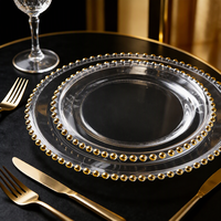 Assiette de présentation transparente avec bordure perlée dorée pour la décoration de mariages, les grands banquets, les hôtels, les réceptions et les tables d'événements élégantes