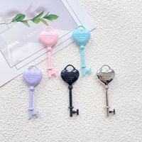 Porte-clés en alliage couleur bonbon personnalisé en forme de cœur, gravure créative, idéal pour les accessoires de décoration de sac DIY pour jeunes filles