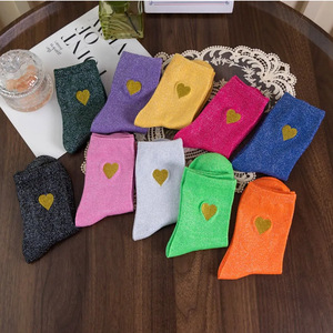 Chaussettes pour femmes brillantes et scintillantes avec broderie de cœur doré, chaussettes mi-hautes douces et décontractées pour filles, chaussettes de mode pour tous les jours - Product Image 1