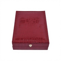 Boîte à bijoux en cuir PU grain crocodile rouge avec logo personnalisé, bouton pression, portable, élégante et moderne, pour emballage de collier et pendentif