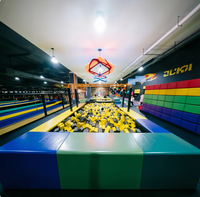Parc d'attractions intérieur personnalisé de style cyberpunk, conforme aux normes ASTM, pour adolescents, avec toboggans ou trampolines, adapté à tous les âges