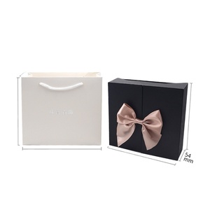 Boîte cadeau carrée à double porte pour la Saint-Valentin avec 16 roses et nœud pour ranger des colliers, des pendentifs, des bijoux - Product Image 2