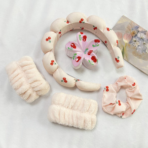 Ensemble de bandeaux spa à pois cerise mignons avec chouchou assorti et pince à cheveux fleurie pour le soin de la peau, le lavage du visage, le spa, le maquillage et le yoga - Product Image 4