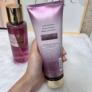 Set Victoria <span class=keywords><strong>Secret</strong></span> <span class=keywords><strong>Velvet</strong></span> Petals: Lozione Corpo 236ml e Spray Corpo 250ml, Profumo Originale per Donne - Product Image 3