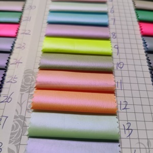 En stock, faible MOQ, tissu métallique brillant doré imperméable en polyester PONGEE 50D avec <span class=keywords><strong>film</strong></span> PU pour vestes et sacs - Product Image 3