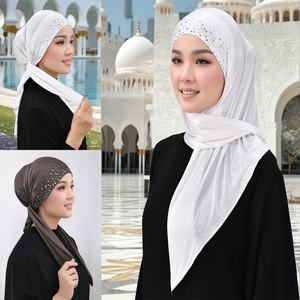 Écharpe perlée unie pour femme avec bonnet intégré pratique, motif à carreaux en satin et coton, design clouté, en polyester - Product Image 6