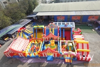 Parc d'attractions gonflable sur le thème du carnaval avec toboggans et jeux interactifs, aire de jeux commerciale pour événements en plein air