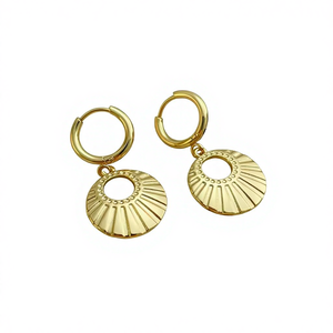 ต่างหูห่วงสแตนเลสสตีล 18G 1 คู่ ชุบทอง 18k รูปทรงเรขาคณิต ดีไซน์เปลือกหอย หนา ทันสมัย สำหรับผู้หญิง ขายส่ง - Product Image 4