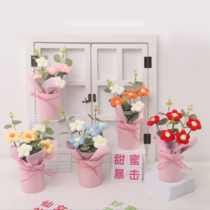 ช่อดอกไม้ถักโครเชต์แฮนด์เมด สำหรับวันวาเลนไทน์ ของตกแต่งโต๊ะ - Product Image 1