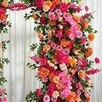 Arche florale rouge, rose et orange vibrante, arrangement de roses et de pivoines artificielles pour la décoration de mariage