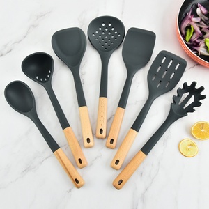Home Essentials Kochwerkzeug Set Hitzebeständige Lebensmittelqualität Silikon Küchenutensilien Sets mit Holzgriff - Product Image 1