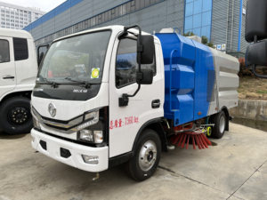 Camion balayeuse compacte DFAC 4x2 pour voirie, aspirateur de poussière routier avec pulvérisation d'eau, à vendre - Product Image 4
