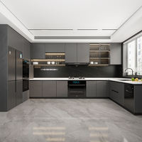 Cuisine en U de couleur anthracite mate avec crédence en marbre noir et réfrigérateur à écran tactile, étagères ouvertes à LED, armoires de cuisine sur mesure