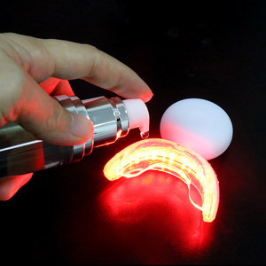 ชุดดูแลสุขภาพเหงือกและฟันด้วยแสงสีแดง 32 LED ลูเมน และเซรั่มโครคัสซาติวัส 30 กรัม สำหรับการรักษา 28 วัน ชุดบำบัดด้วยแสงสีแดง - Product Image 4