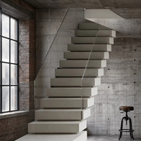 Escalier flottant avec marches en blocs blancs, balustrade en verre, escalier suspendu intérieur, escalier moderne minimaliste pour la maison