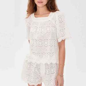 Ensemble deux pièces OEM personnalisé en coton 100% léger et luxueux, comprenant un haut à col carré style rétro avec bordure effet gelée et un short ajouré - Product Image 2