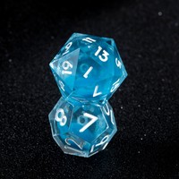 Ensemble de dés en résine transparente bleue et blanche à bords tranchants, faits à la main, 7 pièces, avec noyau liquide, adaptés aux jeux de rôle et aux donjons et aux dragons