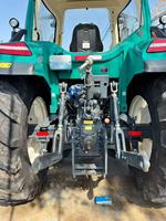 Tracteur Lovol 1104, doté d'un design moderne, d'un moteur puissant, d'une cabine de conduite confortable et d'une livraison rapide pour les agriculteurs.