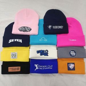 Bonnet tricoté personnalisé avec logo pour adultes, enfants et bébés – Idéal pour l'automne, l'hiver, le ski et le patinage en extérieur - Product Image 1