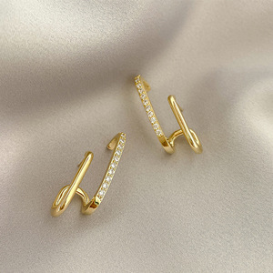Boucles d'oreilles clous torsadées géométriques plaquées or, design simple et mignon, avec diamants, vente en gros, nouveauté - Product Image 4