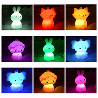 Mini lampe de poche LED personnalisée porte-clés veilleuse porte-clés petit ours en silicone lampe cadeau