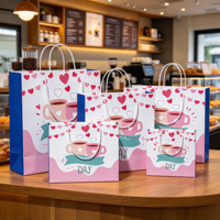 Sac en papier de luxe portable avec poignée en corde, personnalisable avec logo, pour vêtements, cadeaux et emballages de café/boutiques de boissons