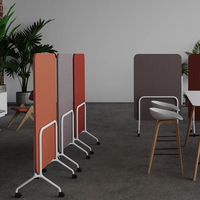 Cloison mobile moderne OMNI et séparateur de bureau portable avec tableau blanc pour espace de travail collaboratif
