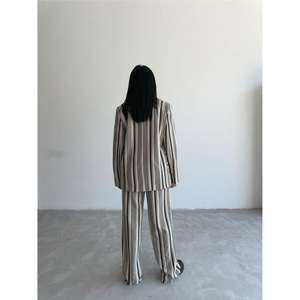 Conjunto de Chaqueta y Pantalones OTTOMAN a Rayas Beige para Mujer - Product Image 6