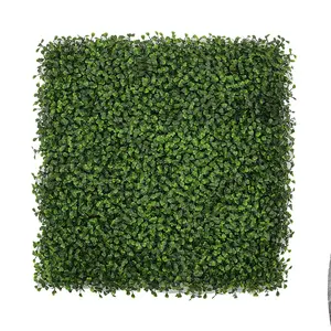 गर्म बेचने उच्च गुणवत्ता वाले प्लास्टिक फांसी बाड़ रोल कृत्रिम बोकसवुद बचाव पैनल उद्यान सजावट के लिए कृत्रिम हरी घास दीवार चटाई