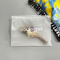 Sacs à fermeture éclair givrés personnalisés à prix abordable avec logo imprimé, petits sacs en plastique à fermeture éclair pour emballage cosmétique et vêtements