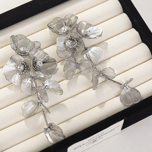 2025 새로운 도착 패션 중공 금속 꽃 펜던트 귀걸이 18K 골드 도금 드롭 귀걸이 긴 술 귀걸이 여성용 보석 - Product Image 5