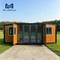 Maison préfabriquée à un étage avec terrasse sur le toit et terrasse en bois