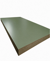 Panneau de bois OSB (Oriented Strand Board) mélaminé vert Pin, à faible teneur en COV, pour cadre d'armoire et décoration de cloisons intérieures