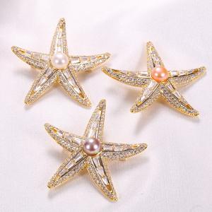 Broche en forme d'étoile de mer en zircon plaqué or véritable à la mode, perle d'eau douce véritable, fleur de poitrine, design de niche, sens du style - Product Image 1
