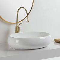 Lavabo en céramique blanc crème de qualité hôtelière de luxe avec motif artisanal pour projet de salle de bain d'hôtel de charme
