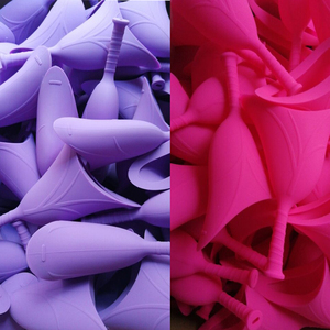 สินค้ามาใหม่ ที่ปัสสาวะหญิงแบบพกพา ทำจากซิลิโคน ใช้ได้ทั้งแบบยืนและแบบตั้ง มีมุมสำหรับใช้งาน เหมาะสำหรับการตั้งแคมป์และกิจกรรมกลางแจ้ง - Product Image 2