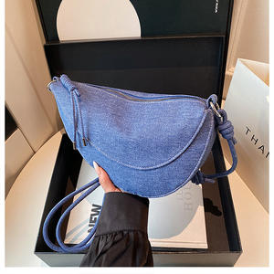 กระเป๋าสะพายข้างผู้หญิงทรงเดนิมสุดหรู ดีไซน์เก๋ไก๋ ทันสมัย แบบสะพายไหล่หรือถือใต้วงแขน - Product Image 4